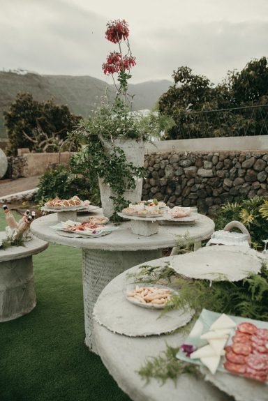 Decoración y catering de eventos Mesas de catering buffet con platos y flores