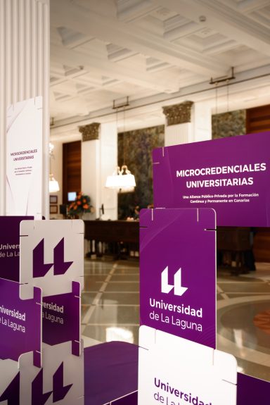 Evento corporativo Carteles de la Universidad de La Laguna en un ambiente interior elegante.