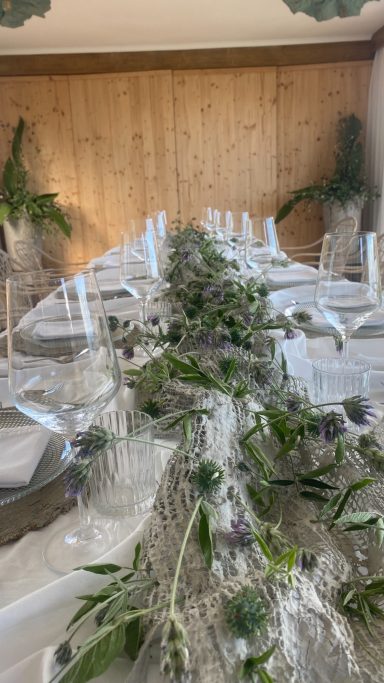 Organización de eventos. celebración privada Mesa decorada con plantas y mesas sencillas, lista para un evento o celebración.