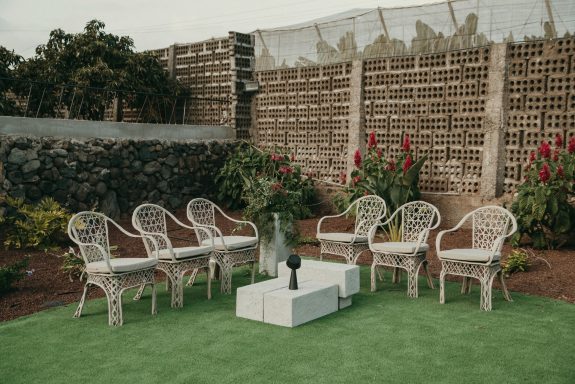 Espacios íntimos en eventos personalizados Rincón decorado con sillones, mesa de salón y centros de flores